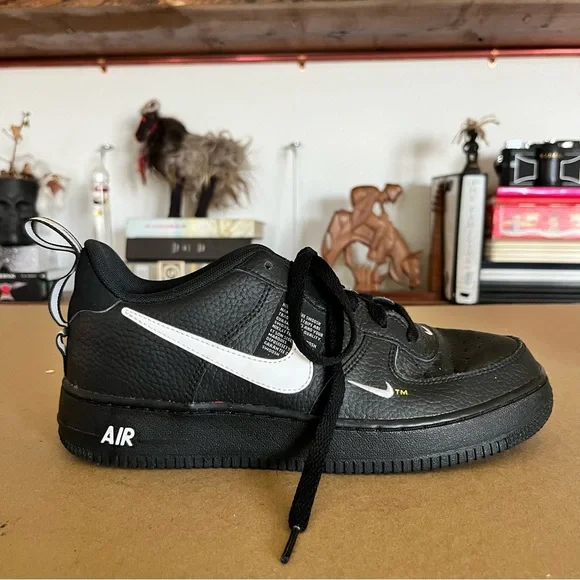 Air Force 1 LV8 Grade School Lifestyle Shoes (Black/White)
